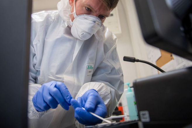Prélèvement sur les surfaces (photo BMPM)